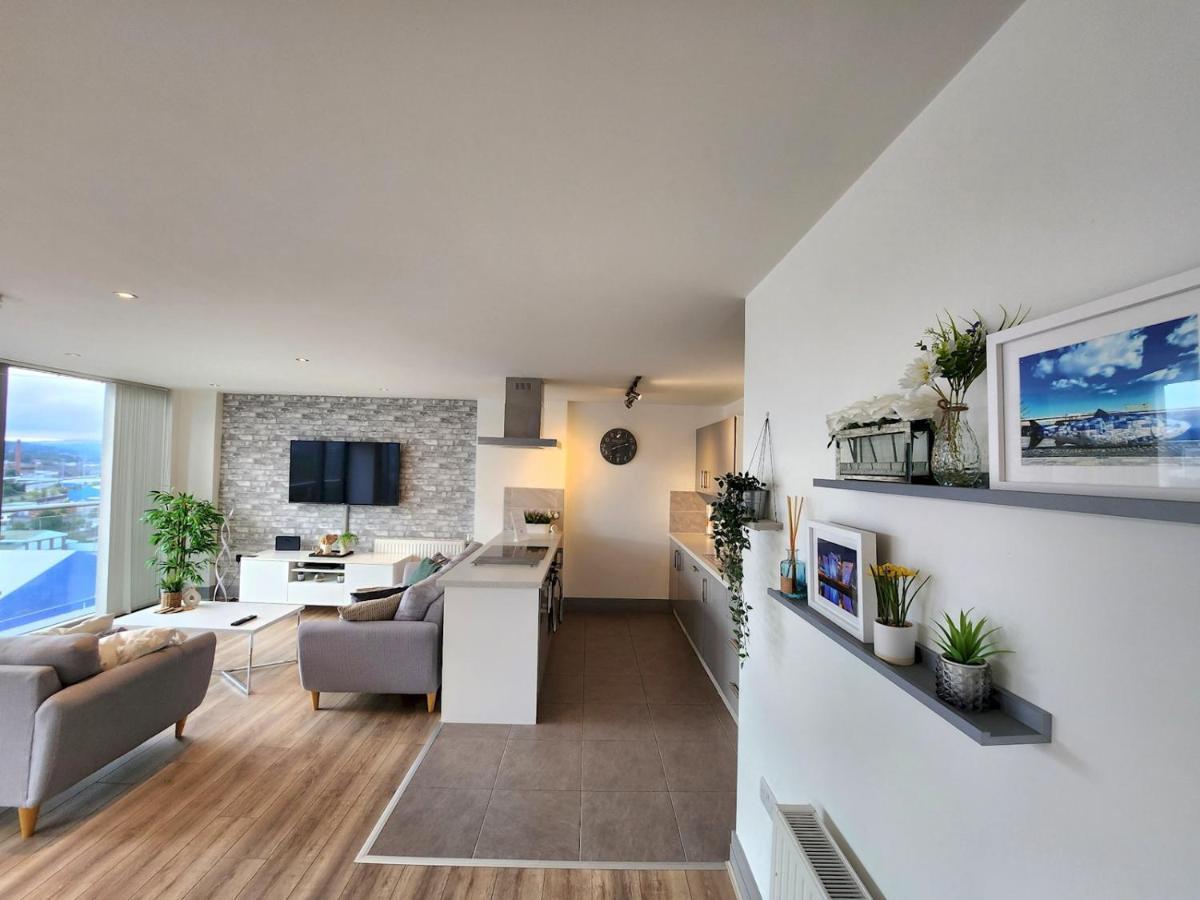 Pass The Keys Stunning Penthouse With Balcony Sunset Views Apartment Белфаст Екстериор снимка